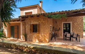 Outdoor dining - Gorgeous home in Campos with private swimming pool, can be inside or outside (Campos)