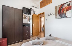 4 bedrooms, travel cot, free WiFi - Nice home in Campos with private swimming pool, can be inside or outside (Campos)