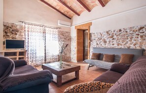 TV - Cozy home in Campos with private swimming pool, can be inside or outside (Campos)
