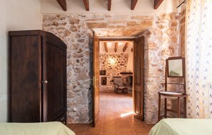 3 bedrooms, travel cot, free WiFi - Cozy home in Campos with private swimming pool, can be inside or outside (Campos)