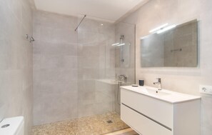 Shower, hair dryer - Amazing home in Porto Cristo (Porto Cristo)
