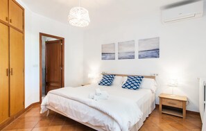 4 bedrooms, iron/ironing board, travel cot, free WiFi - Amazing home in Porto Cristo (Porto Cristo)