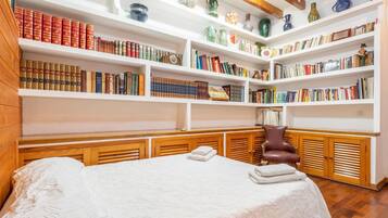 6 slaapkamers, een strijkplank/strijkijzer, reisbedje, gratis wifi