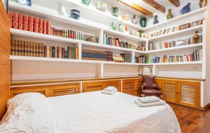 6 slaapkamers, een strijkplank/strijkijzer, reisbedje, gratis wifi