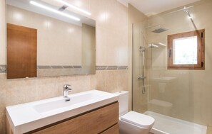 Shower, hair dryer - Awesome home in Campos with private swimming pool, can be inside or outside (Campos)