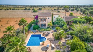 A two-story house with a swimming pool, surrounded by lush greenery and palm trees. - Luxurious home in Campos with private swimming pool, can be inside or outside (Campos)