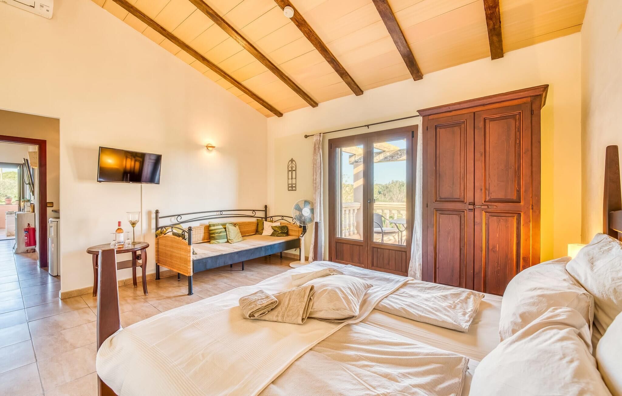 5 slaapkamers, een strijkplank/strijkijzer, reisbedje, gratis wifi