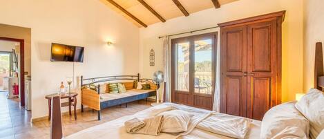 5 slaapkamers, een strijkplank/strijkijzer, reisbedje, gratis wifi