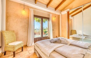 5 bedrooms, iron/ironing board, travel cot, free WiFi - Luxurious home in Campos with private swimming pool, can be inside or outside (Campos)
