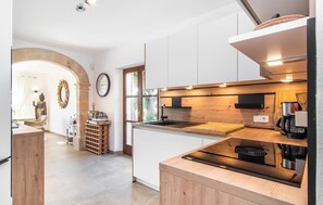 Fridge, microwave, oven, stovetop - Beautiful home in Cala dOr with sauna (Cala dOr)