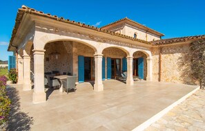 Outdoor dining - Beautiful home in Cala dOr with sauna (Cala dOr)