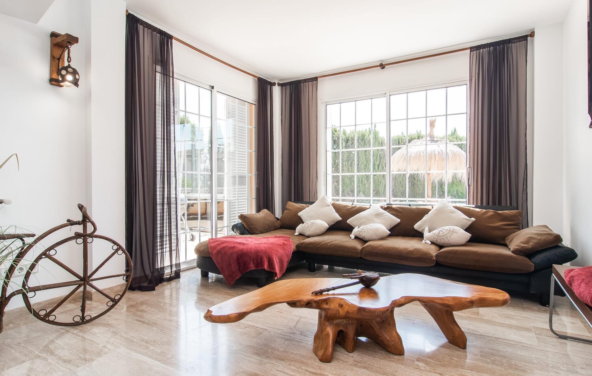 Una mesa de tenis de mesa