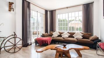 Una mesa de tenis de mesa