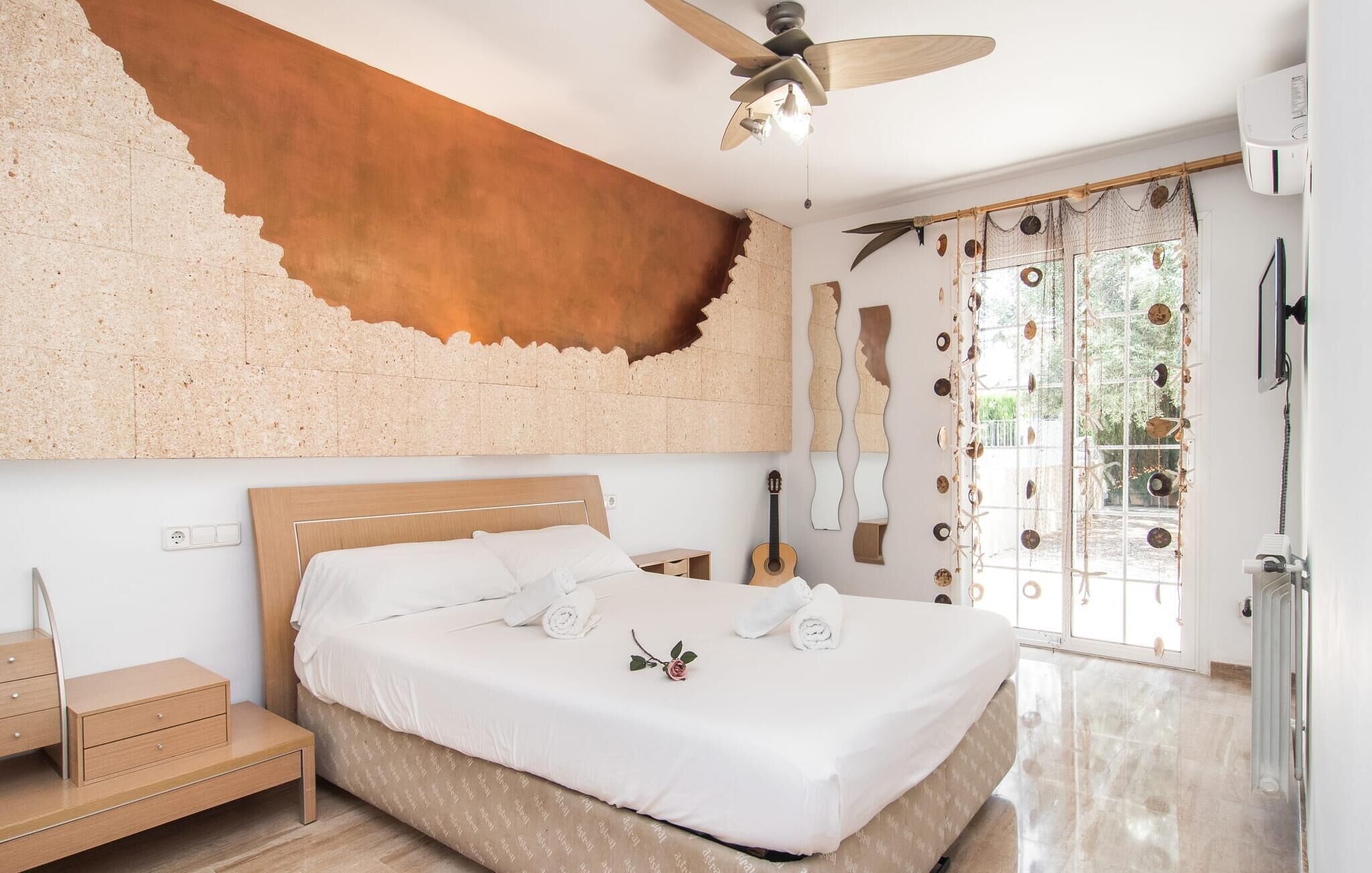 3 dormitorios, tabla de planchar con plancha, cuna de viaje