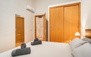 3 bedrooms, iron/ironing board, travel cot, free WiFi - Awesome home in Campos with private swimming pool, can be inside or outside (Campos)