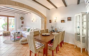Un coin repas comprenant une table en bois, des chaises et un buffet.