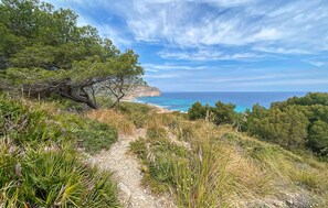 A coastal path with a view of the sea and cliffs. - Nice home in Arta with private swimming pool, can be inside or outside (Arta)