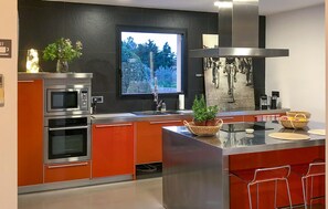 Fridge, microwave, oven, stovetop - Nice home in Campos with private swimming pool, can be inside or outside (Campos)