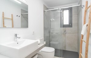 A modern bathroom with a glass-enclosed shower, a white sink, and a toilet. - Petit Arta - Sa Botigueta (Arta)