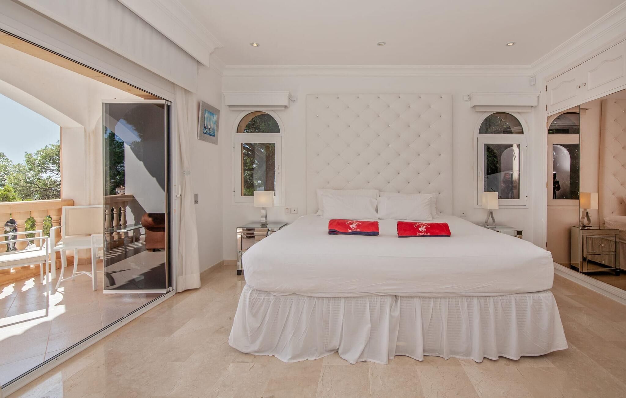 5 chambres, coffres-forts dans les chambres, fer et planche à repasser