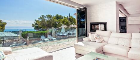 Smart TV, table tennis