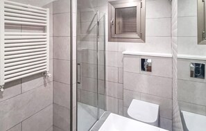 Shower, hair dryer - 4 bedroom awesome home in Playa de Muro (Playa de Muro)