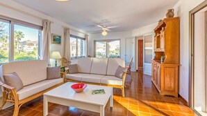 Ein Wohnzimmer mit einer Couch, einem Couchtisch und einem Holzkasten.