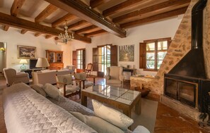 TV - Amazing home in Esporles with sauna (Esporles)