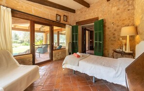 6 chambres, coffres-forts dans les chambres, fer et planche à repasser