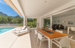 Outdoor dining - Beautiful home in Sa Font de Sa Cala (Sa Font de Sa Cala)