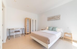 4 bedrooms, iron/ironing board, travel cot, free WiFi - Beautiful home in Sa Font de Sa Cala (Sa Font de Sa Cala)