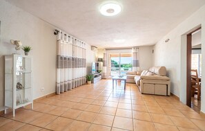 Smart TV, fireplace - Cozy home in Manacor with private swimming pool, can be inside or outside (Manacor)
