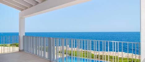 En balkon med havudsigt og en swimmingpool.