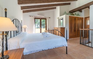 4 bedrooms, in-room safe, iron/ironing board, travel cot - Amazing home in Son Serra de Marina (Son Serra de Marina)