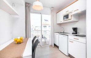 Wasserkocher mit Kaffee-/Teezubehör, Kühlschrank, Mikrowelle, Ofen