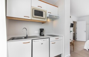 Coffee/tea maker, fridge, microwave, oven - Cozy apartment in Can Picafort with WiFi (Can Picafort)