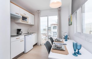 Coffee/tea maker, fridge, microwave, oven - Cozy apartment in Can Picafort with WiFi (Can Picafort)