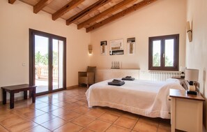 5 bedrooms, in-room safe, iron/ironing board, travel cot - Beautiful home in Felanitx with private swimming pool, can be inside or outside (Felanitx)