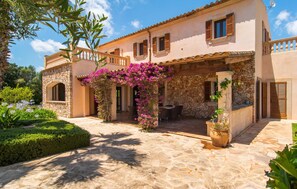 Outdoor dining - Beautiful home in Felanitx with private swimming pool, can be inside or outside (Felanitx)