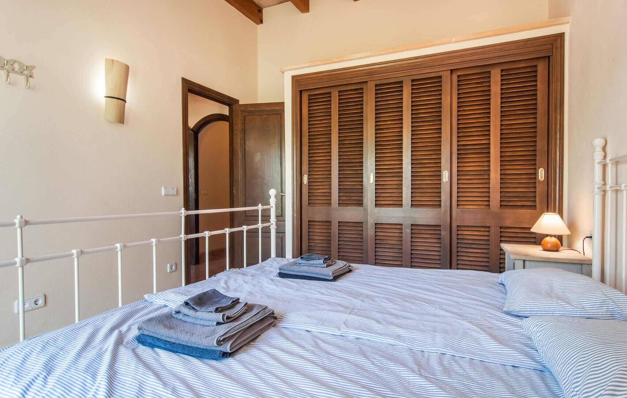 5 slaapkamers, een kluis op de kamer, een strijkplank/strijkijzer