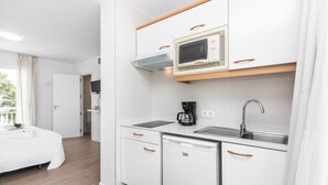 Cafetera y tetera, refrigerador, microondas y horno 