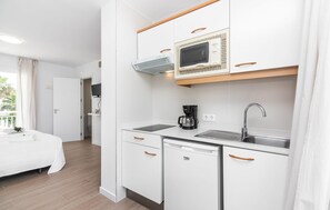Wasserkocher mit Kaffee-/Teezubehör, Kühlschrank, Mikrowelle, Ofen