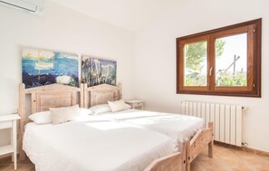 3 bedrooms, travel cot, free WiFi - Cozy home in Cala Ratjada with private swimming pool, can be inside or outside (Cala Ratjada)