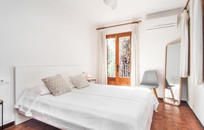 3 bedrooms, free WiFi - Lovely home in Alcudia with private swimming pool, can be inside or outside (Alcudia)