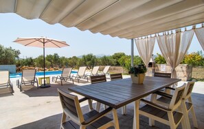 Outdoor dining - Beautiful home in Alcudia with private swimming pool, can be inside or outside (Alcudia)