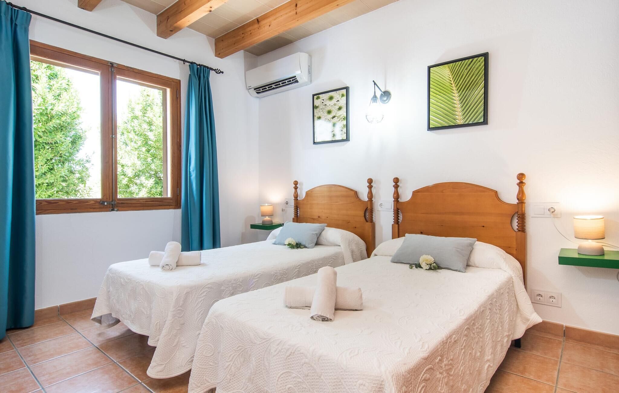 3 habitaciones, tabla de planchar con plancha y cuna de viaje 