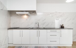 Fridge, microwave, oven, stovetop - Nice home in Capdepera with WiFi (Capdepera)