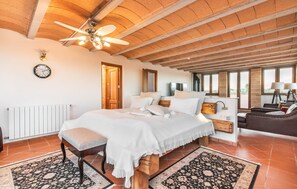 4 bedrooms, iron/ironing board, travel cot, free WiFi - Cozy home in Buger with private swimming pool, can be inside or outside (Buger)
