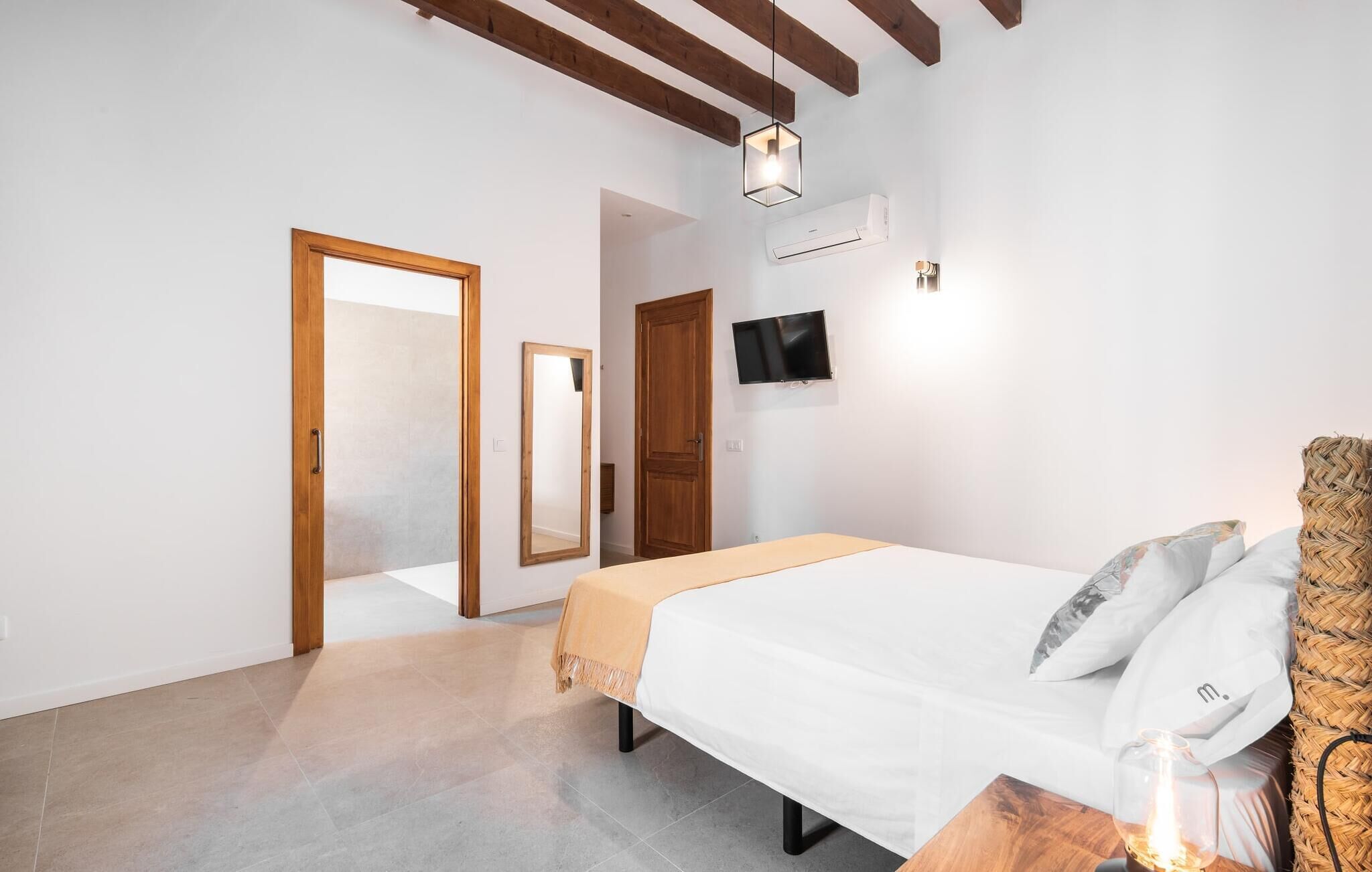 6 dormitorios, tabla de planchar con plancha, cuna de viaje