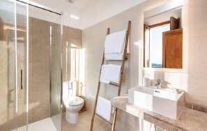 Shower, hair dryer - Gorgeous home in Algaida with private swimming pool, can be inside or outside (Algaida)